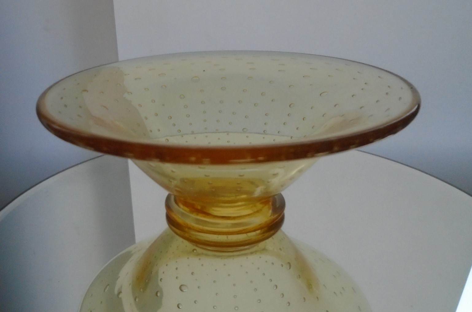 1940s VINTAGE WEBB FOOTED SWEET BOWL with controlled bubbles in amber glass. It measures 16.4cms in diameter and stands approx. 6.4cms in height.
