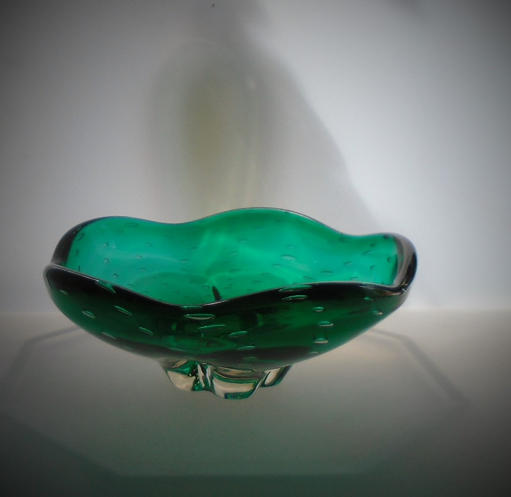 Fine example of a vintage Whitefriars Meadow Green controlled bubble lobed bowl as first seen in the 1957 Catalogue pattern number 9428 designed by Geoffrey Baxter. 