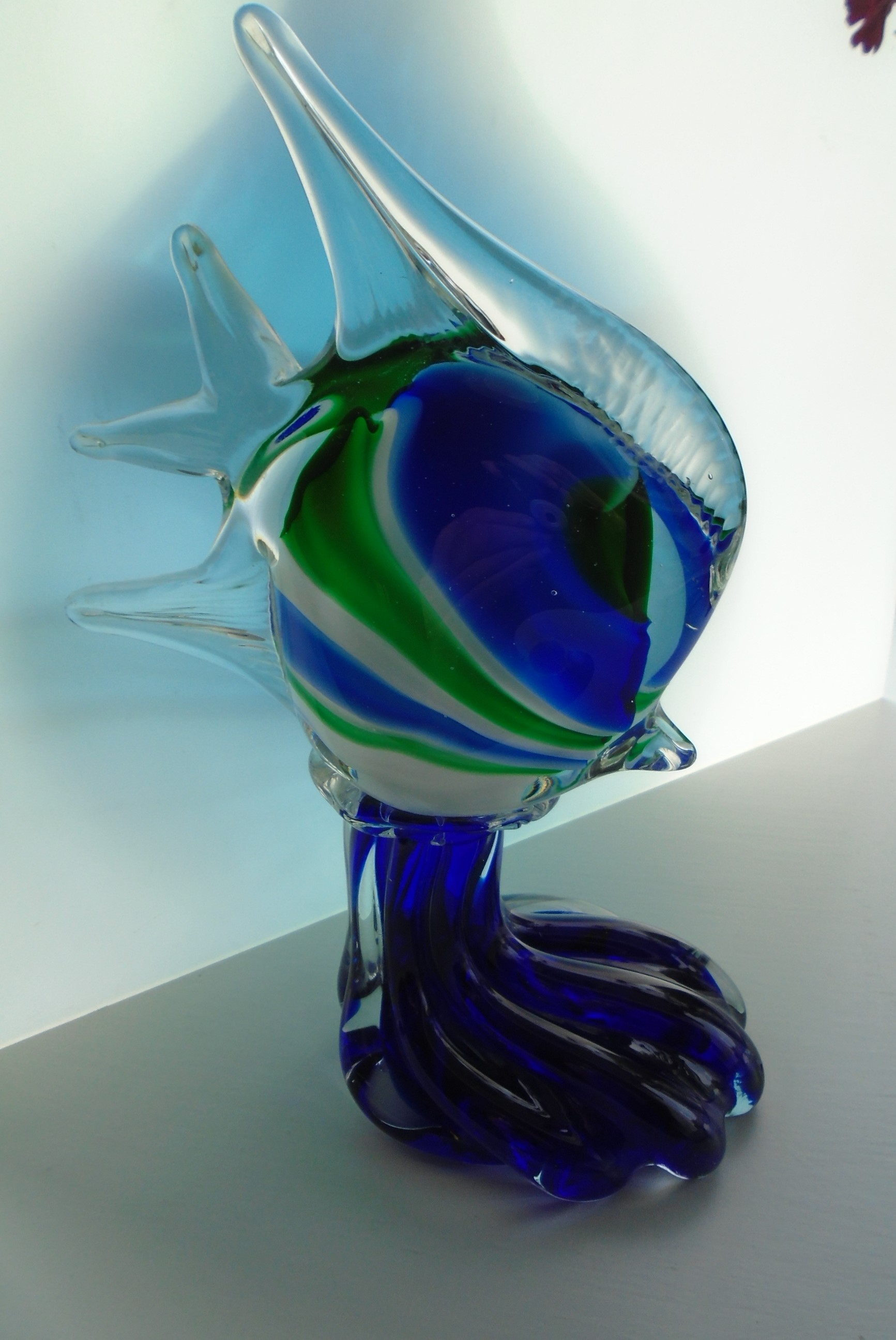 25.5cms HIGH 70s VINTAGE MURANO GLASS  STYLISED ANGEL FISH SCULPTURE ON STYLISED WAVE PEDESTAL.