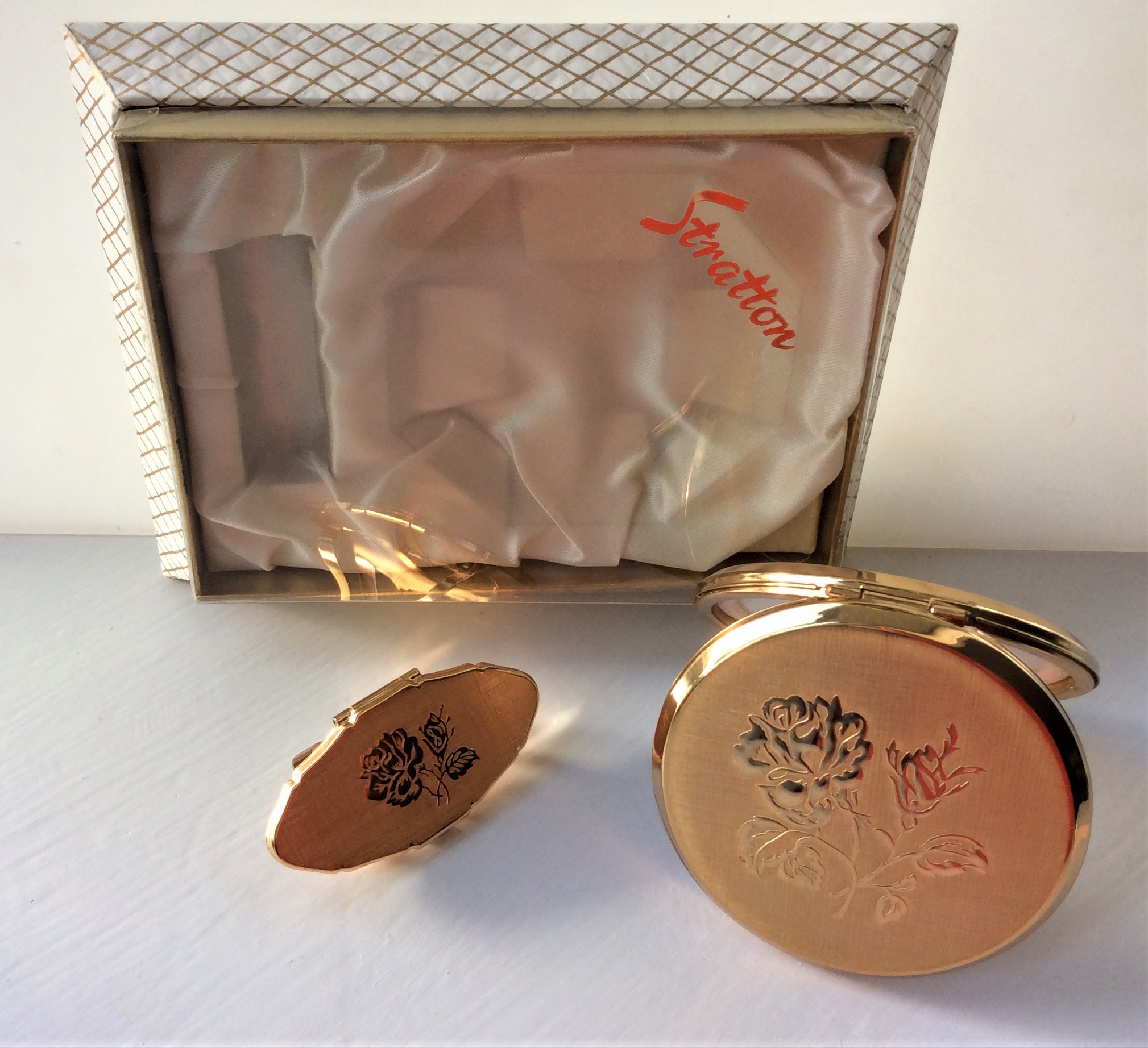 Vintage 60s/70s Unused STRATTON Convertible Rose Design Powder Compact and Lipview Lipstick Holder in original gift packaging