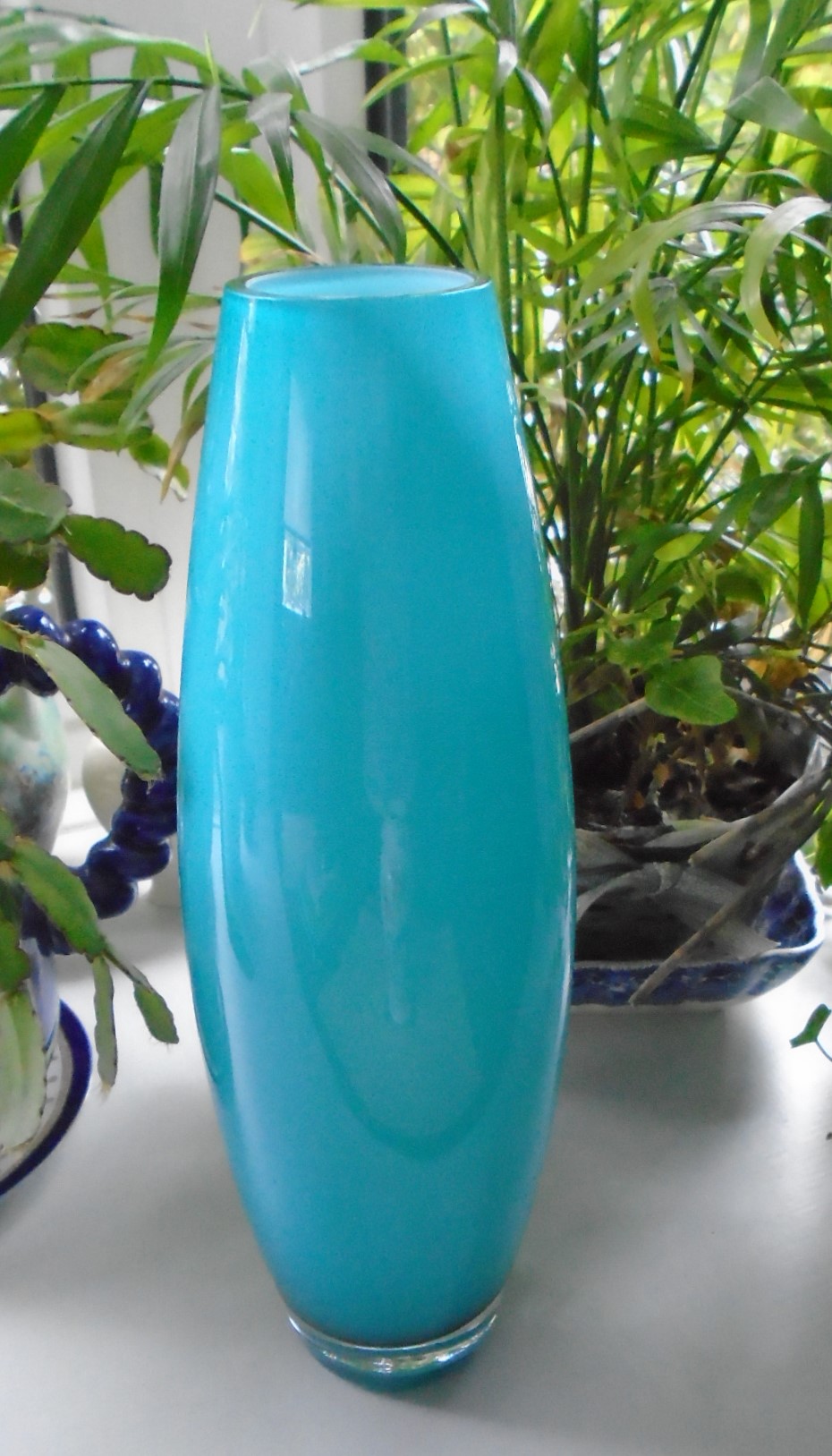 Superb 30mm tall Villeroy&Boch Kima Vase in the Caribbean Sea Colourway. 