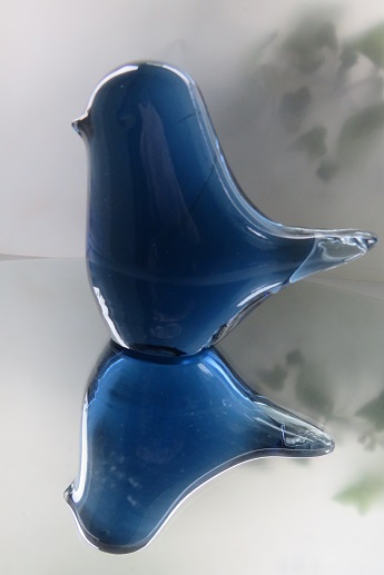  Vintage blue glass paperweight sculpture of a bird.
