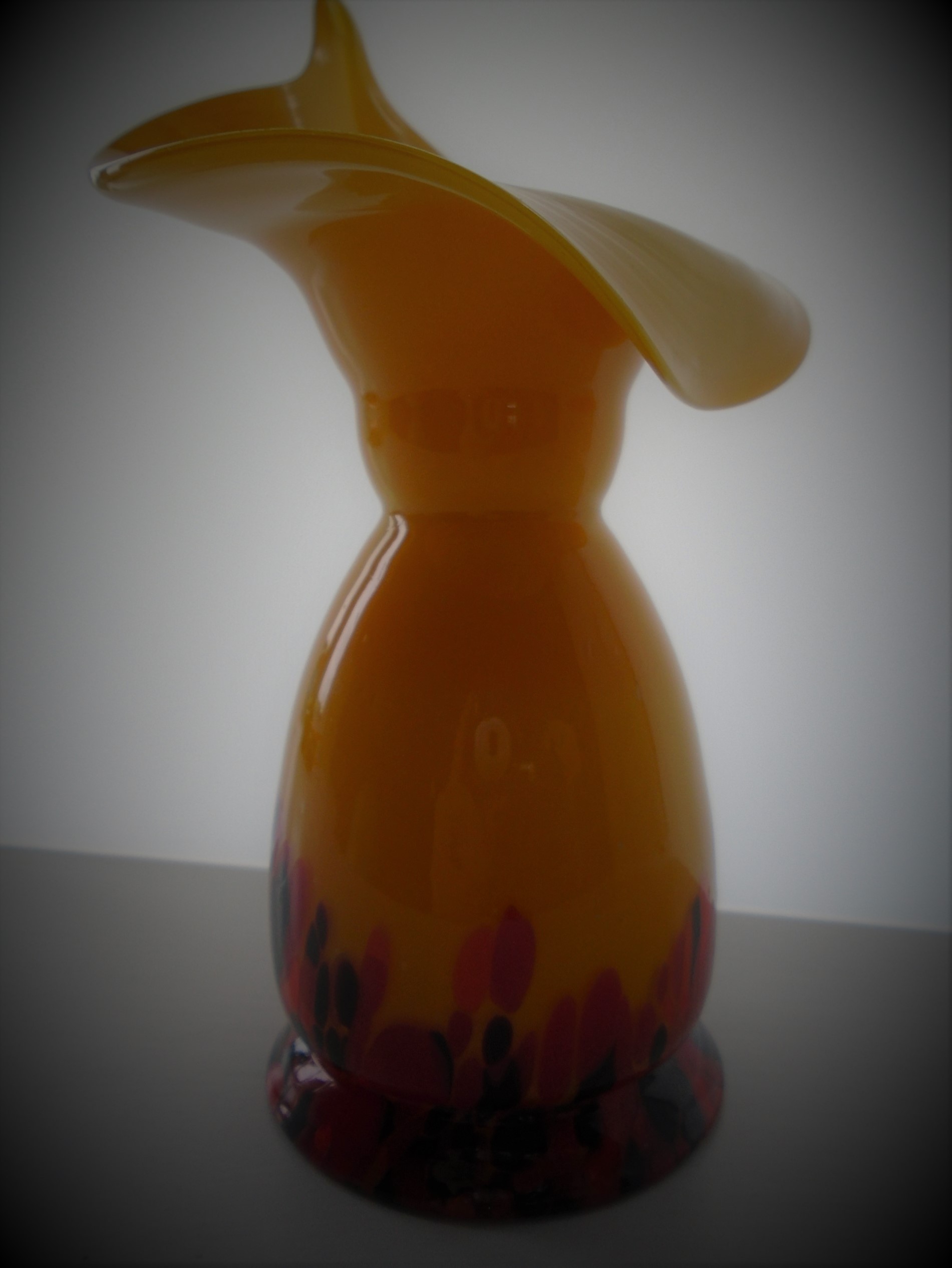  Stunning example of 1960's  CALLA LILY Art Glass VASE.