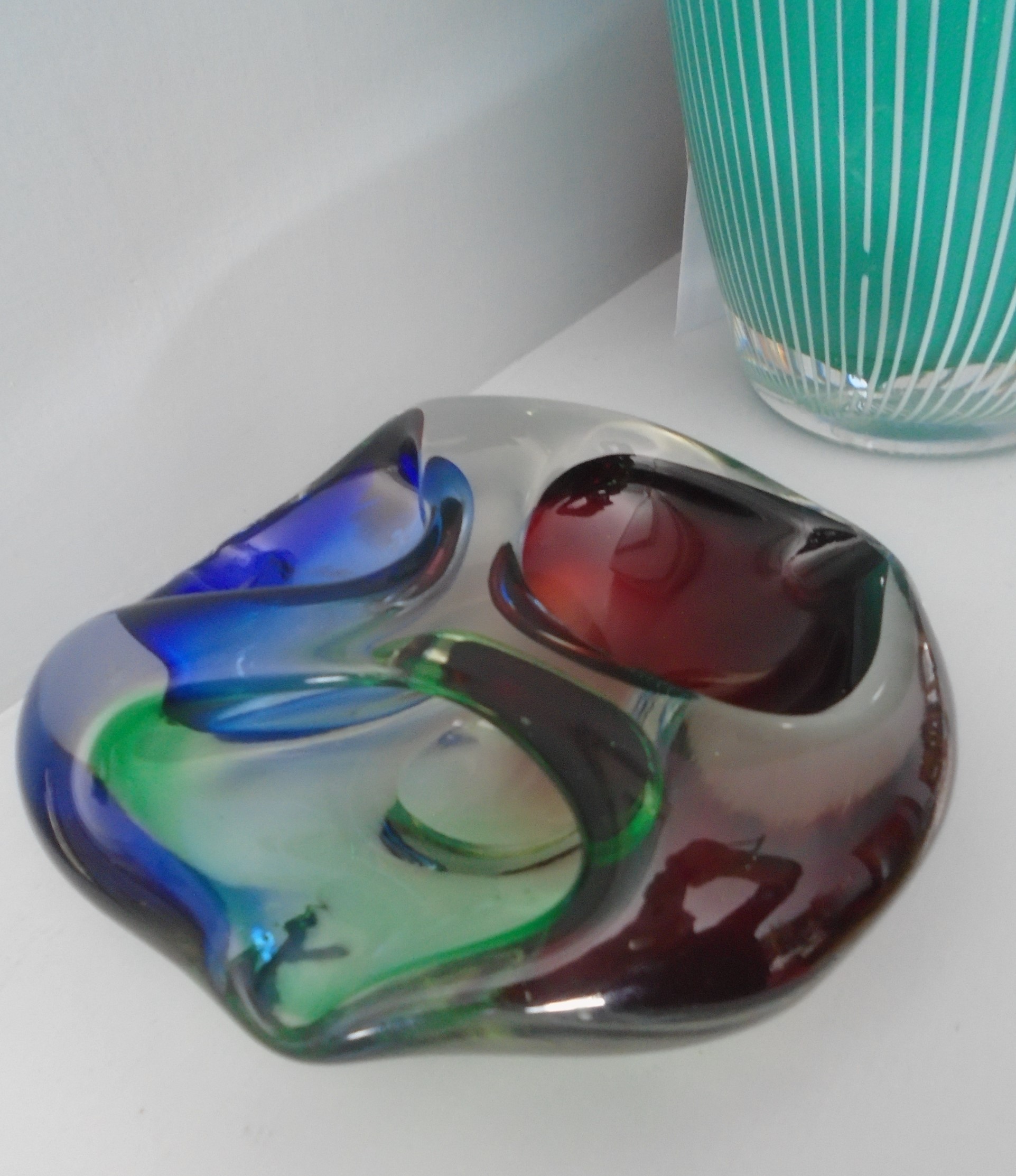 Good example of a VINTAGE 60s MURANO TRI COLOUR BOWL. Measures approx.15cms across and 4.8cms in height.  