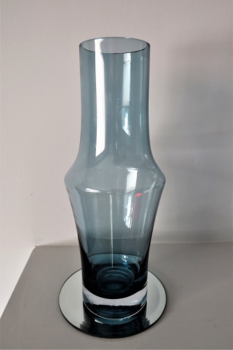 VINTAGE 70's RIIHIMAKI OF FINLAND, DESIGN No. 1376 MIDNIGHT BLUE & CLEAR CASED GLASS VASE. 