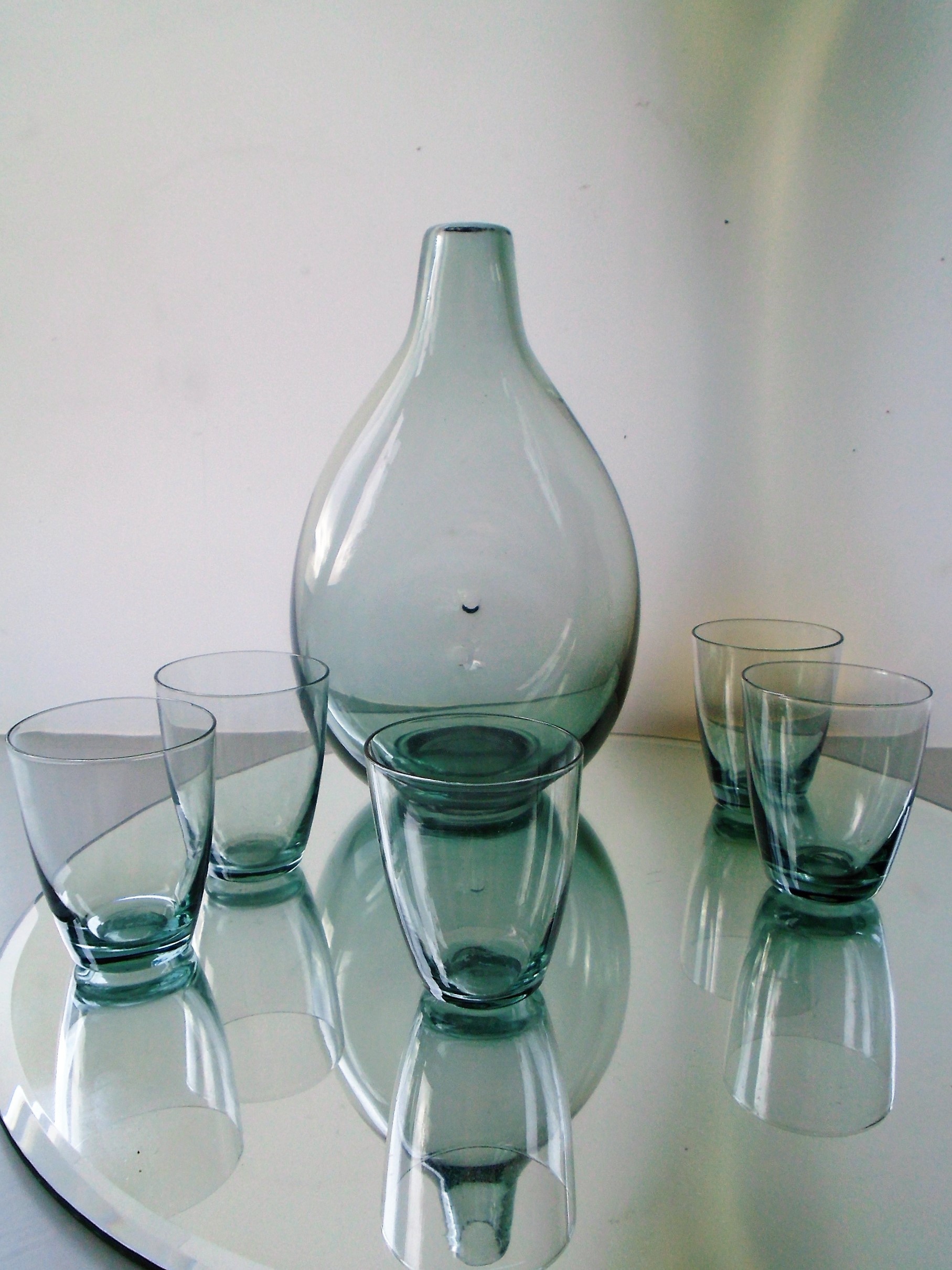 Vintage mould blown and pinched glass carafe with 5 shot glasses designed by Ronald Stennett Willson in 1954 and produced by Swedish Company Bjorkshult and distributed by Wuidart&Co between 1955-1957 