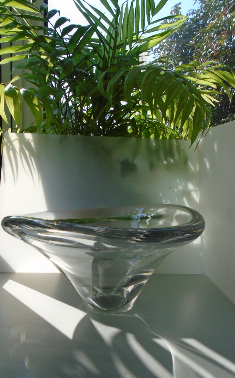 Stunning piece of 80s Dartington Glass in the form of this monumental and extra large “Pebble” Bowl. 
