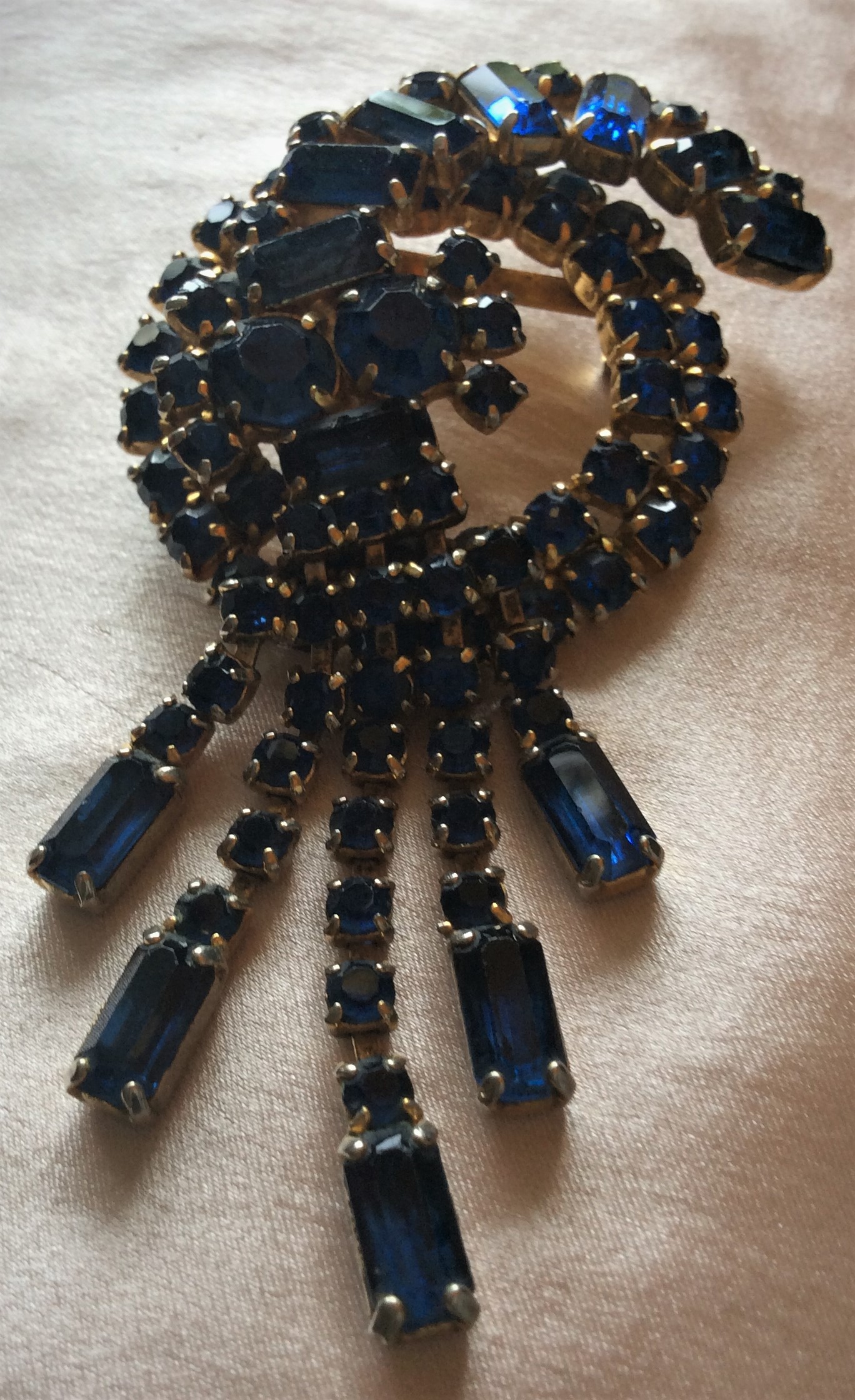 Fabulous Vintage 50s Large Circle Brooch Pin with Blue Sparkling Rhinestones and dangling oscillating cascade Size: width: 5cm length 9.5cm