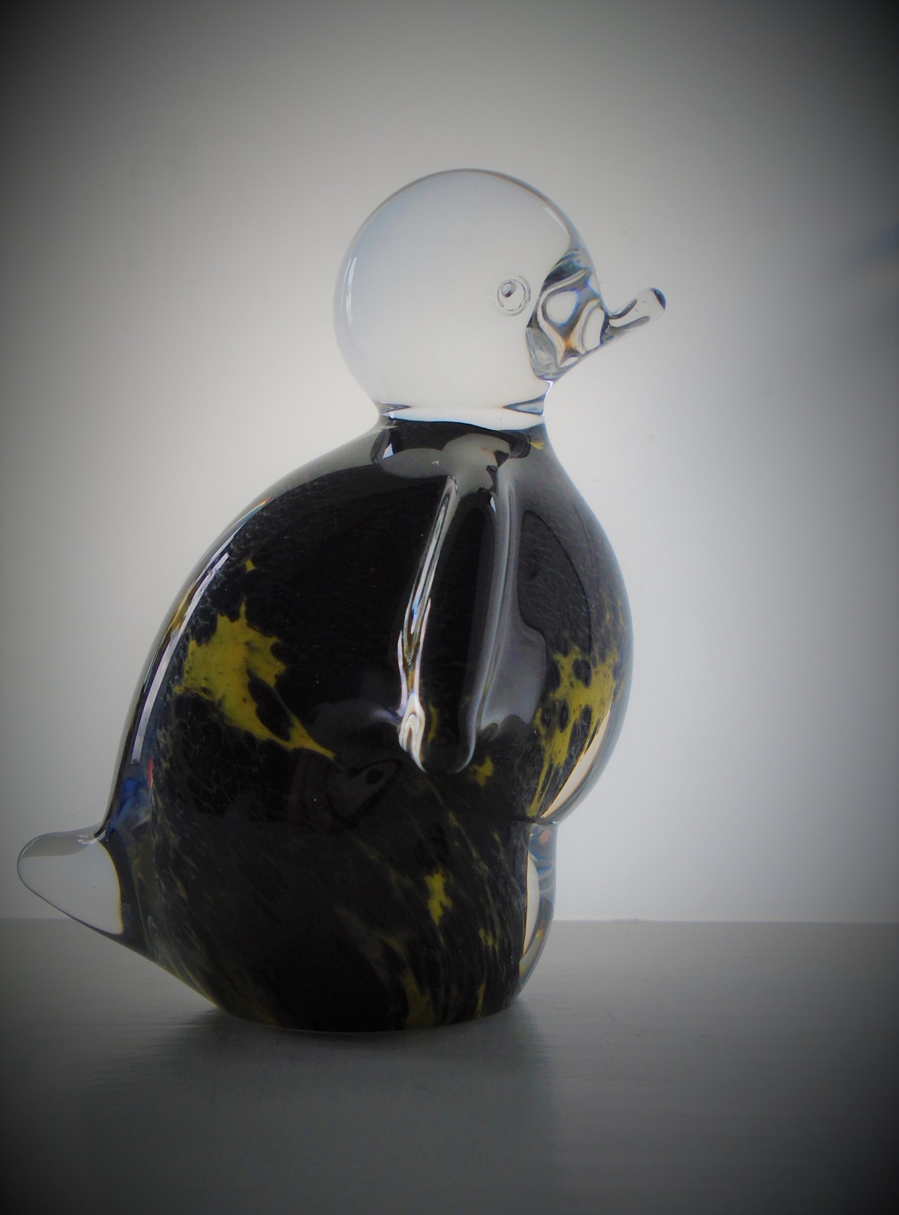 Less seen example of a VINTAGE GLASS BIRD FIGURE/PAPERWEIGHT FROM SWEDISH MAKER FM  KONSTGLAS RONNERBY. 
