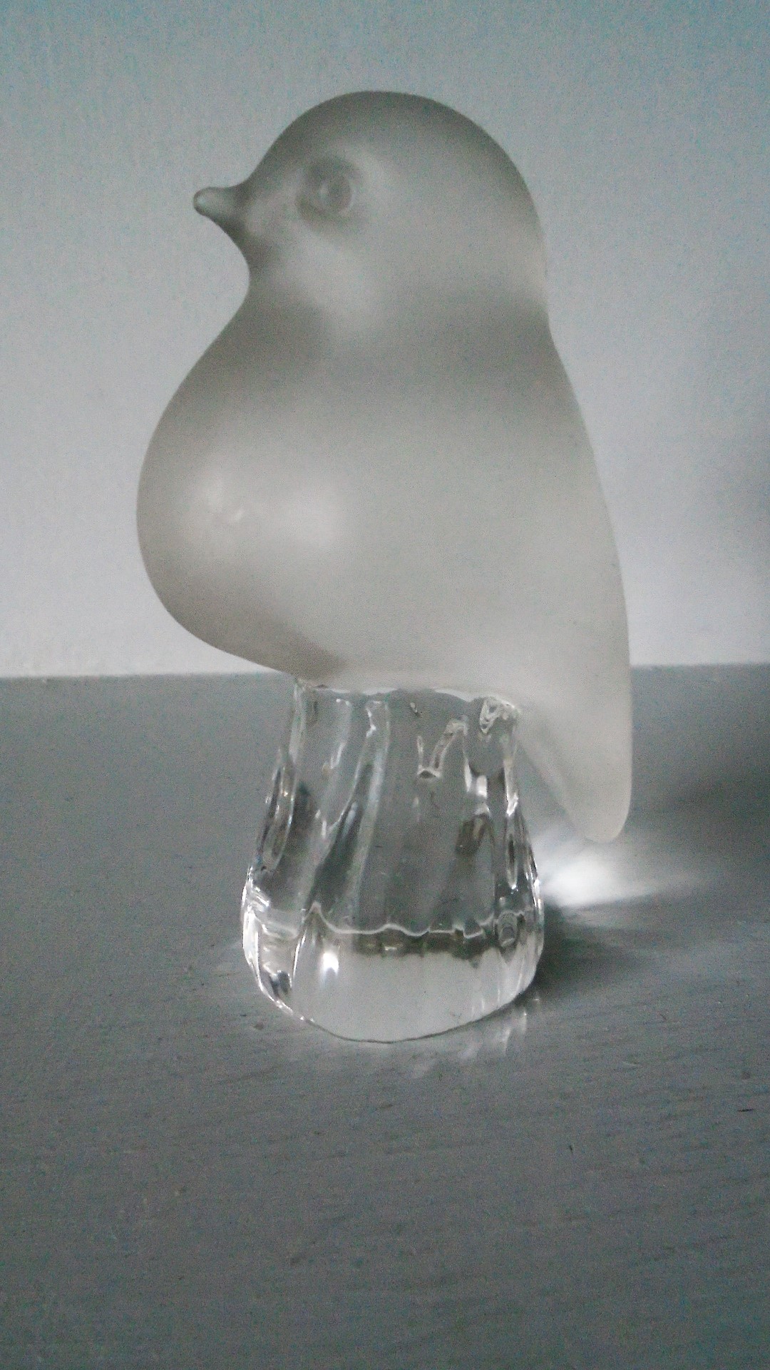 Cute Late 20th century Vintage Crystal Glass Bird Figurine from Swedish Glass maker Reijmyre.