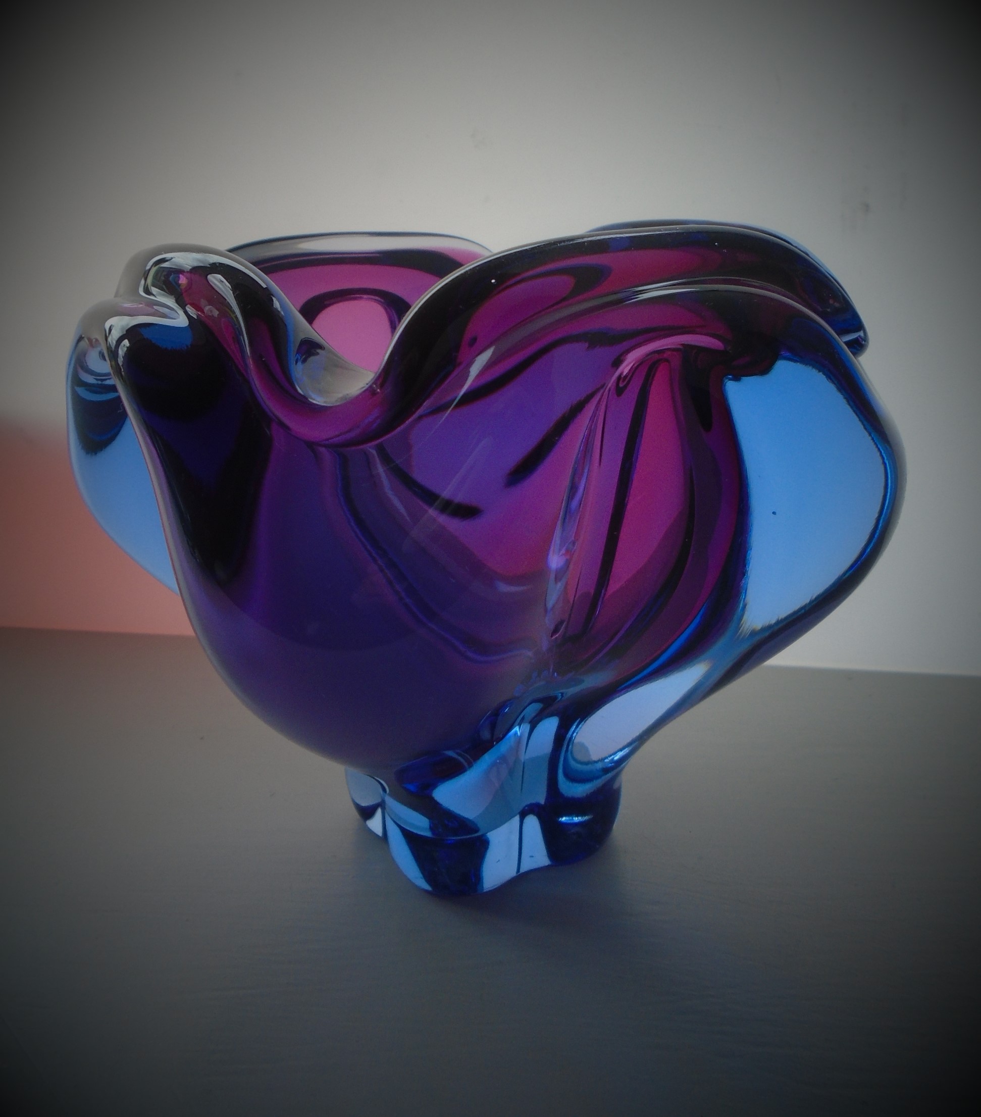 Offered for sale is what I believe to be a stunning   60S VINTAGE PURPLE AND BLUE GLASS BOWL FROM CZECH MAKER CHRIBSKA AND POSSIBLE DESIGNED BY JOSEPH HOSPODKA. 