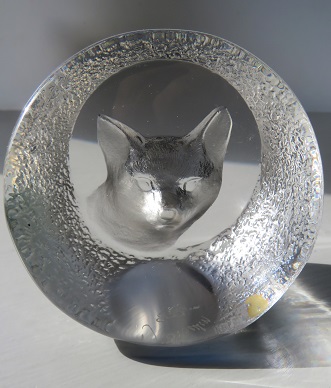  Mats Jonasson Fox glass paperweight from the SIGNATURE RANGE.
