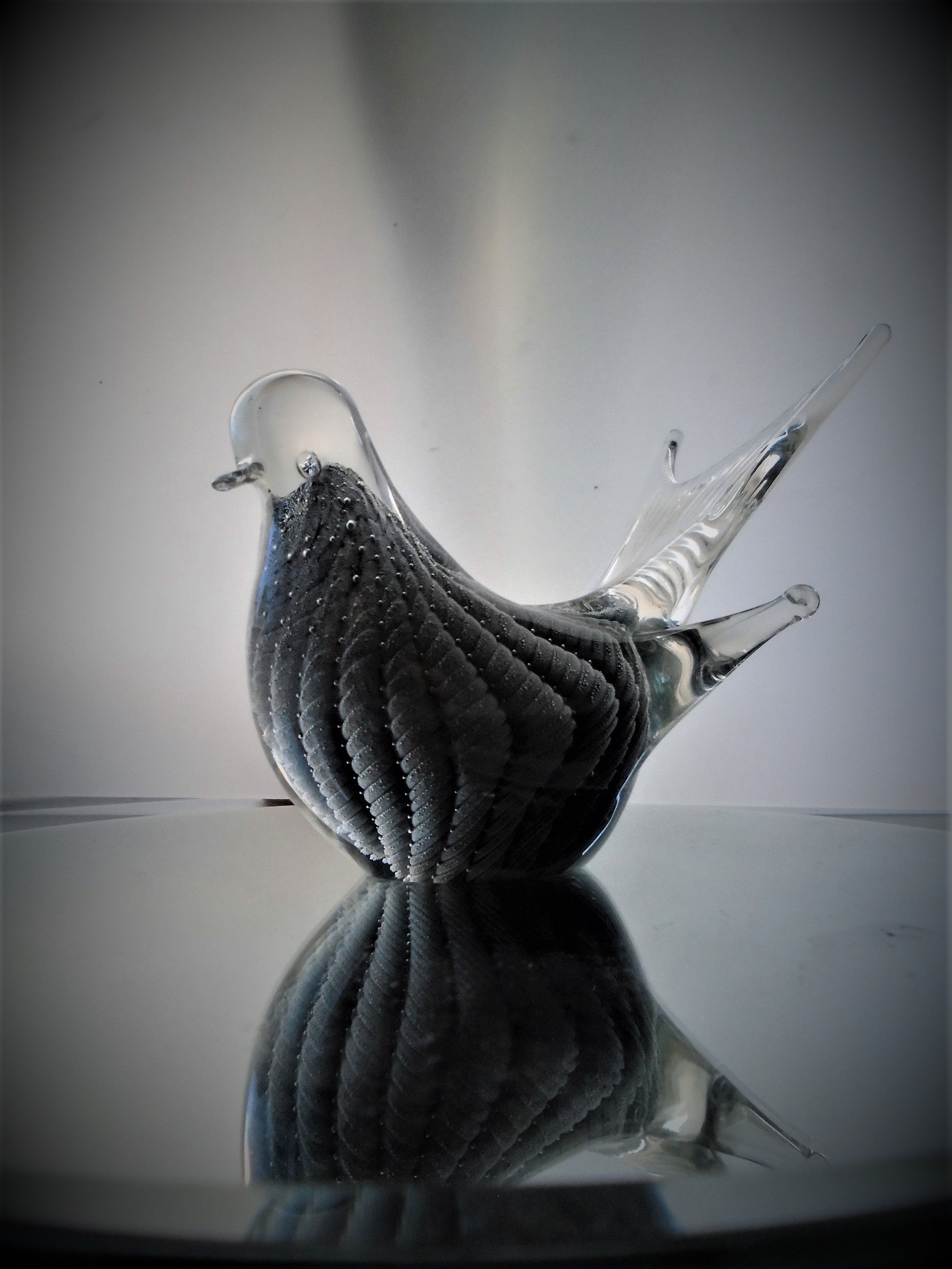 Stunning example of a VINTAGE MURANO GLASS BIRD FIGURINE FROM GLASS MAKER V. NASSON