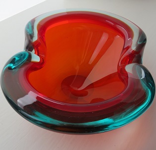 Lovely example of Sommerso Murano Art Glass in the form of this 60s vintage ruby and green bowl