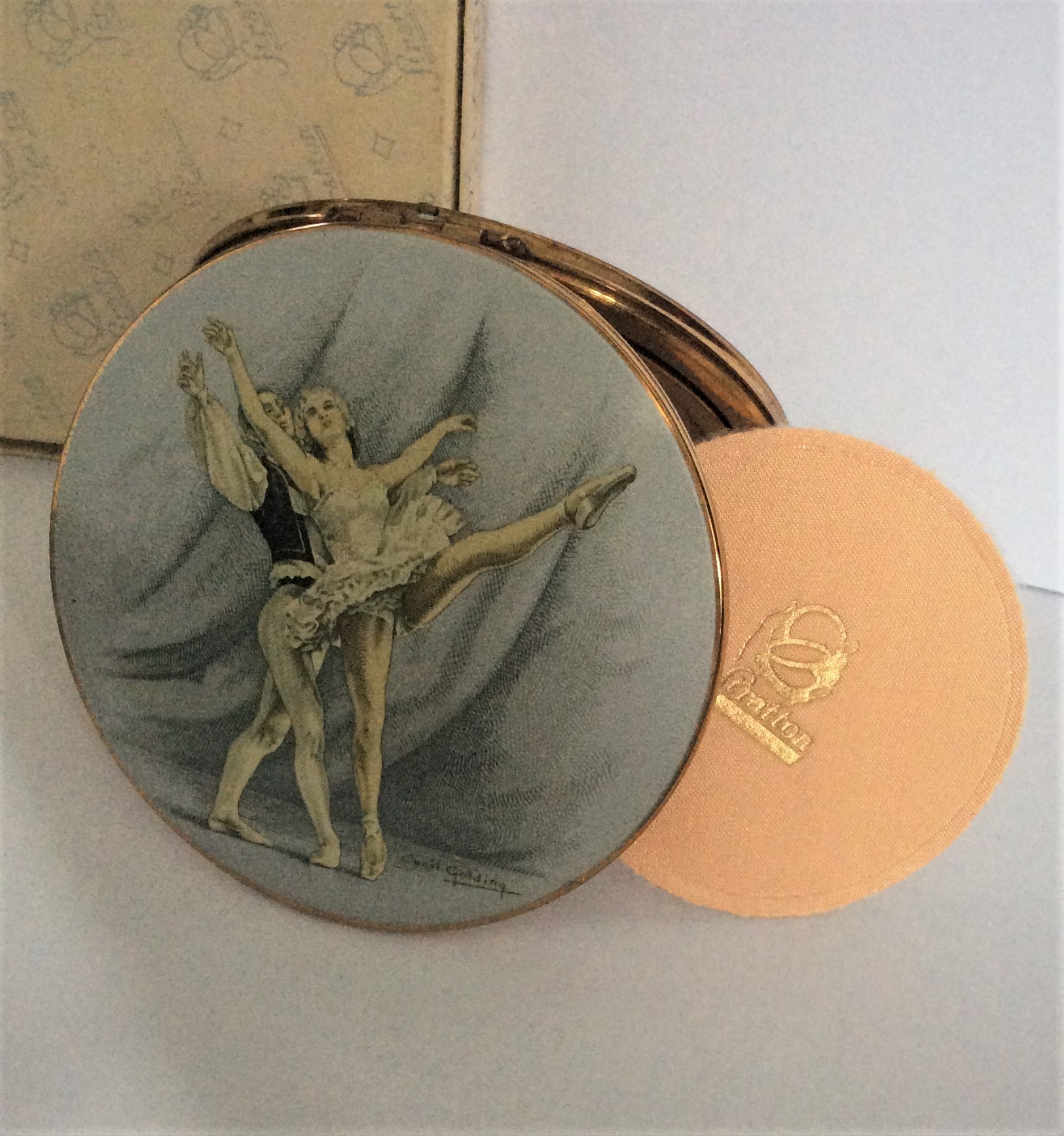 Vintage 50s UNUSED STRATTON Ballerina Enamel and Gold Tone Powder Compact Signed Cecil Golding.  Black felt sleeve and original vintage Stratton box included.  Compact size: 8.3cm All mechanisms working. Stunning for display or use.  