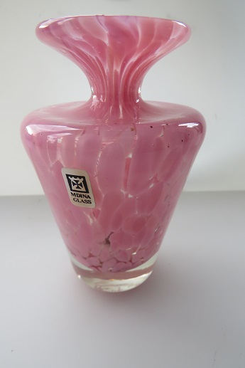 Pretty Mdina shoulder vase in a dusky speckled pink decoration. 