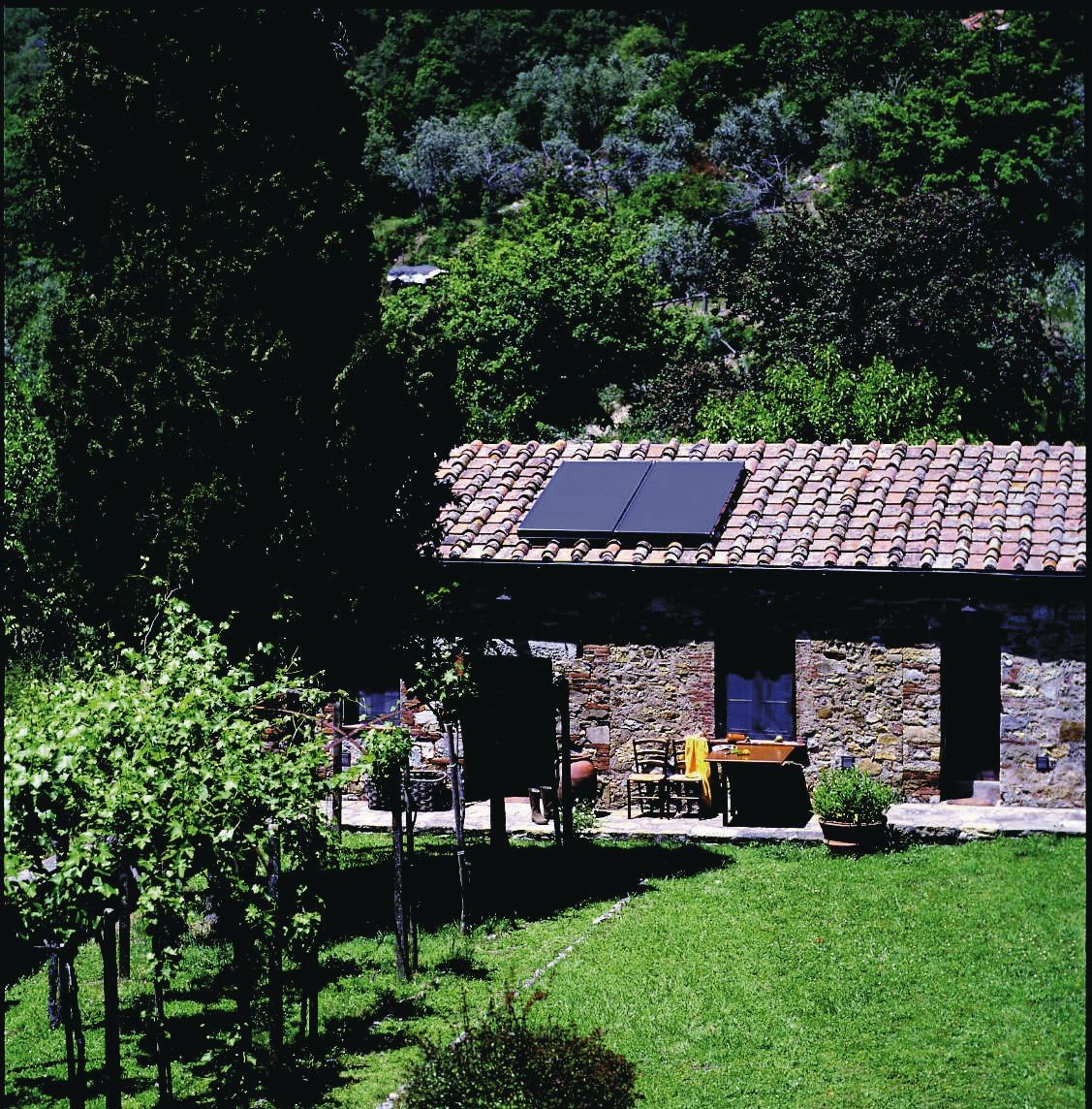 Kleines Haus mit Solarkollektoren auf dem Dach