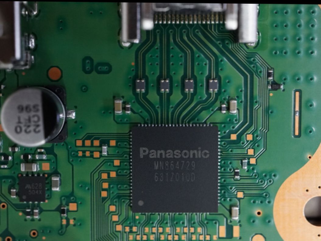 Die PS4 Konsole startet und geht in den Betriebsmodus, leuchtet weiß, bringt aber kein Bild auf den Fernseher.. HDMI Transmitter Chip (Panasonic) defekt. Reparatur 69,00€